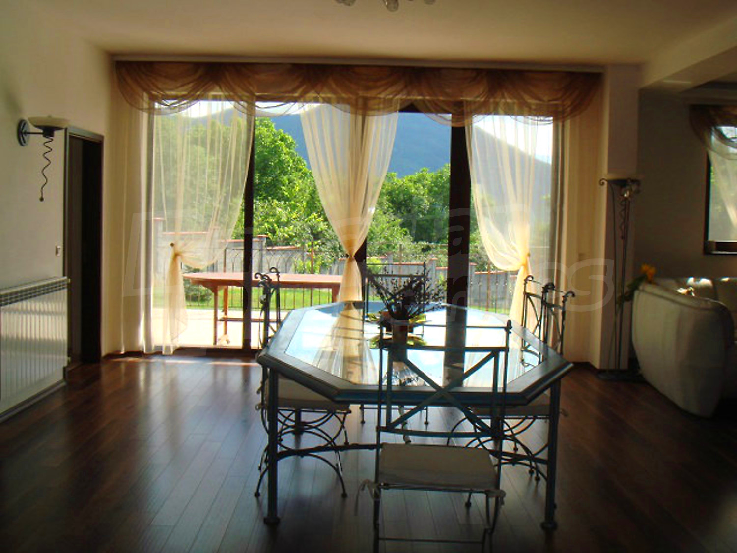 Gallery Picture 28