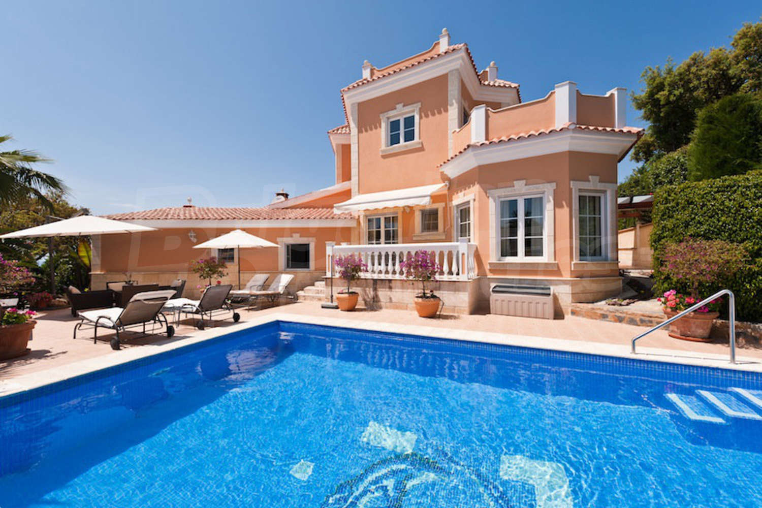 Дом в Испании с бассейном