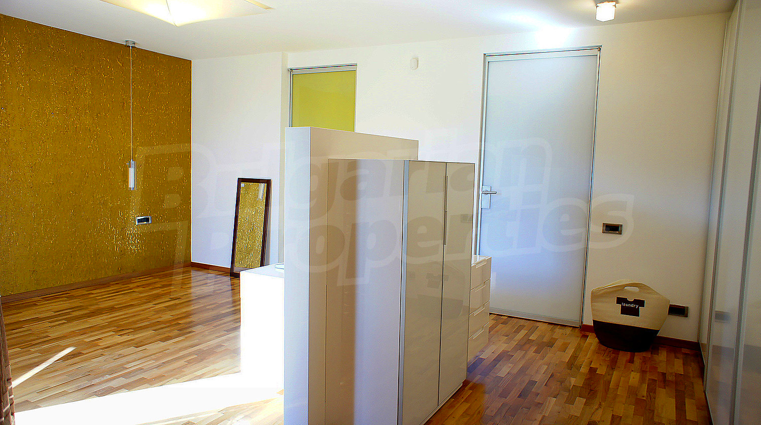 Gallery Picture 32