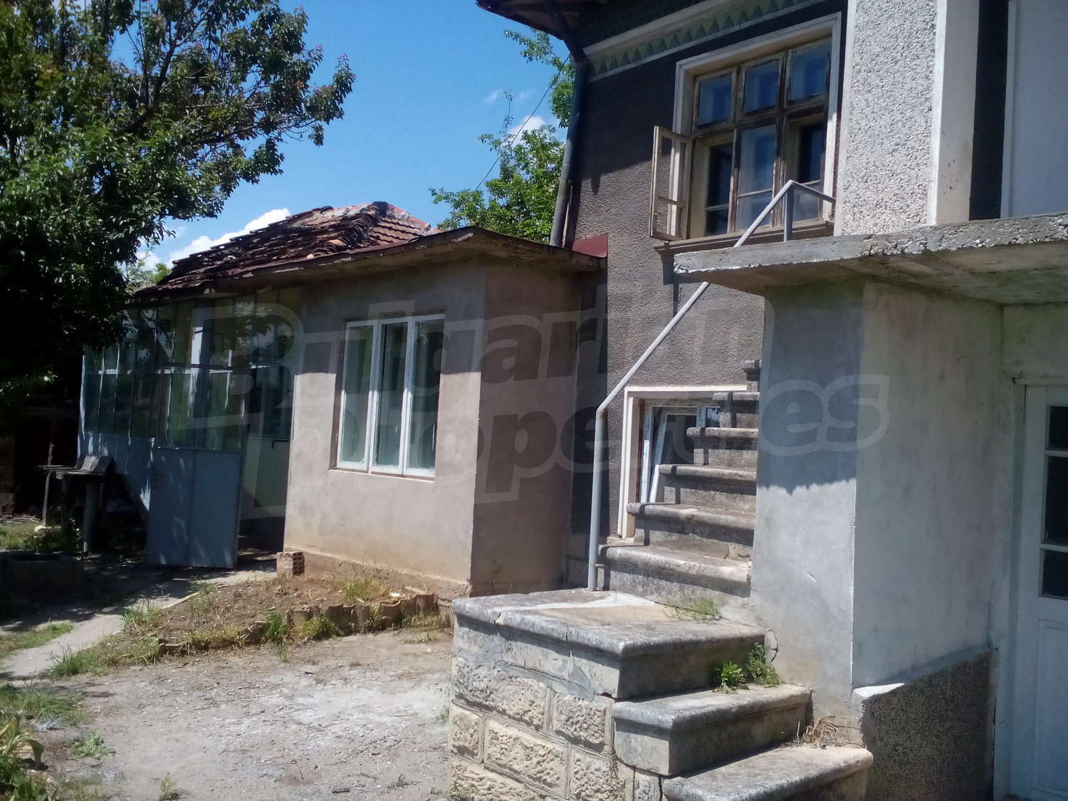 House for sale near Svishtov, Bulgaria. Twostorey house with yard in Hadzhidimitrovo village.