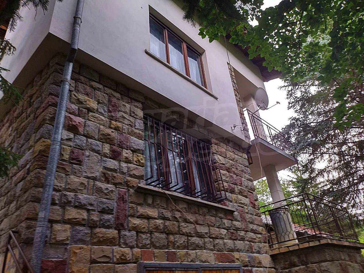 Solid three-storey villa with garden 55 km from Sofia