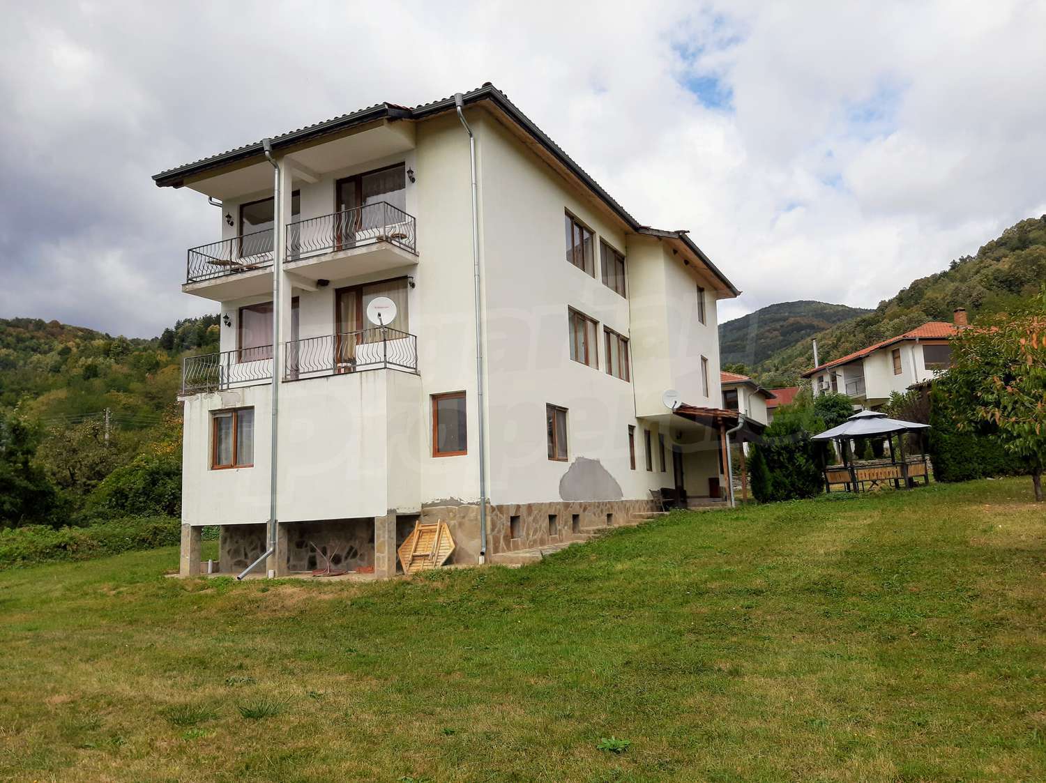 Mountain holiday complex of guest houses, restaurant, swimming pools and park areas near the town of Apriltsi