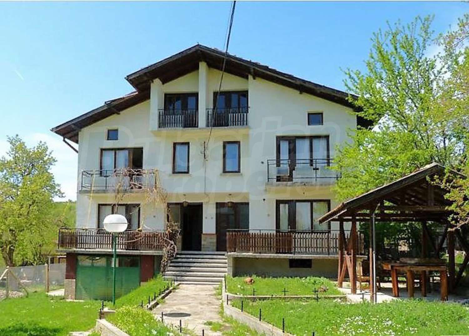 Large three-storey house in the Tryavna Balkan, 8 km from the town of Tryavna