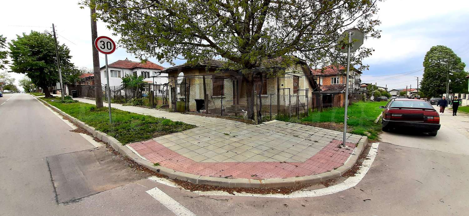 House for sale in Dolni Chiflik, Bulgaria. One-storey house with a yard ...