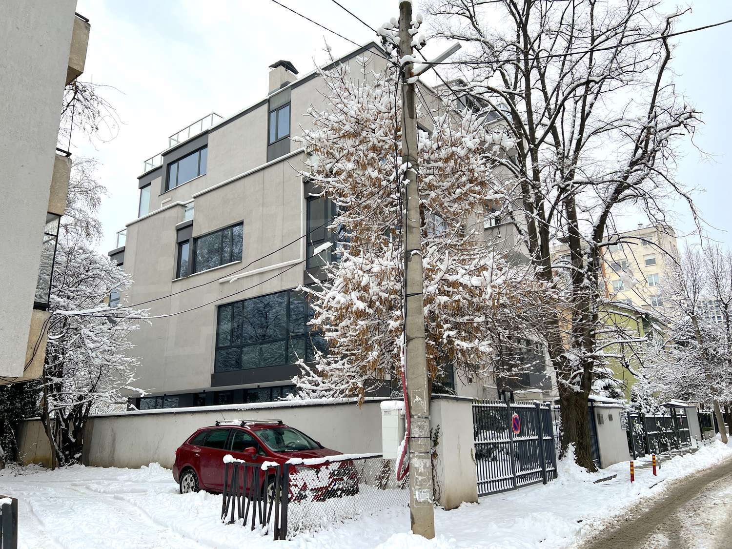 Къща в гр. София, кв."Лозенец", Галичица за продажба. Модерна сграда с