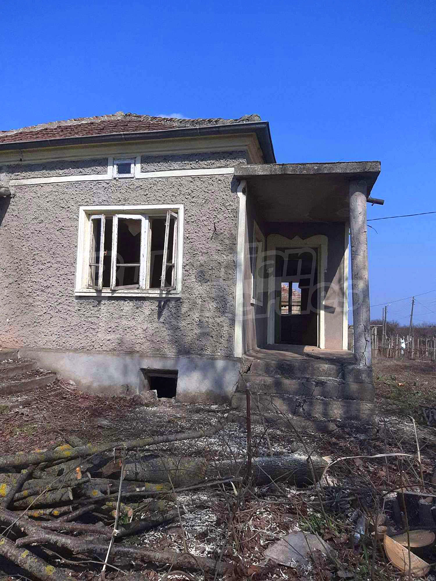 Къща близо до гр. Балчик за продажба. Едноетажна къща с двор в село Дропла.