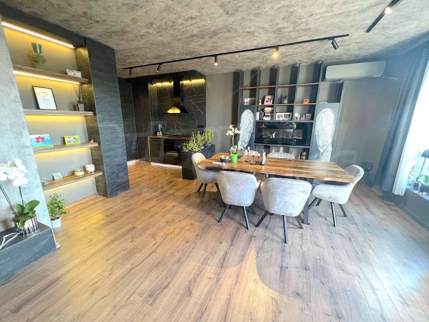 Gallery Picture 10