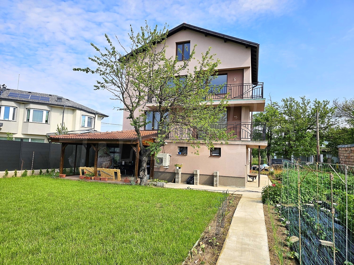 House for sale near Sofia, Bulgaria. Spacious house 5 minutes from the center of the town of