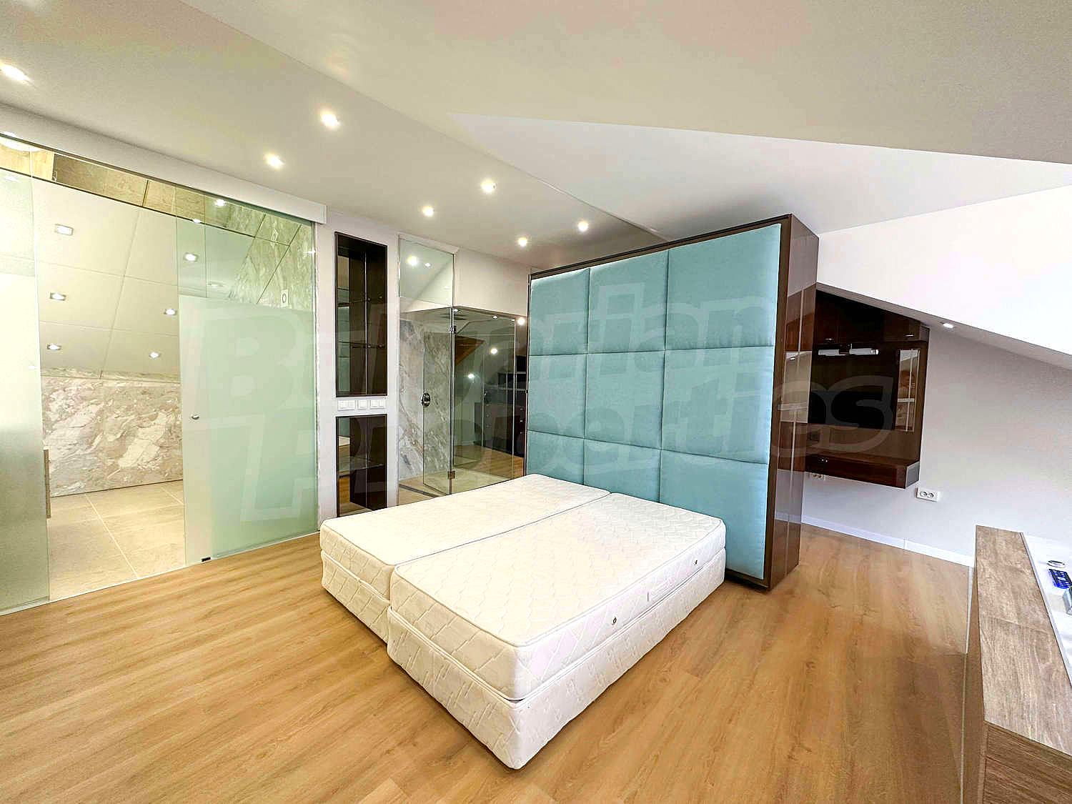 Gallery Picture 23