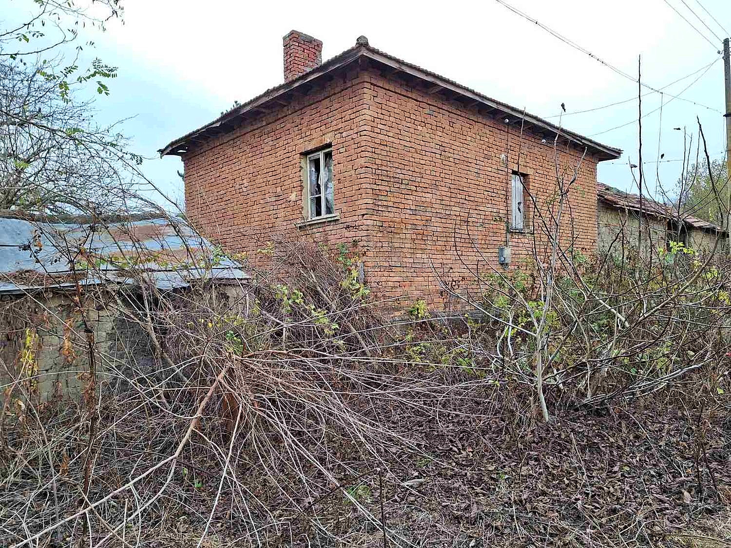 House for sale near Pleven, Bulgaria. House with a large garden in the