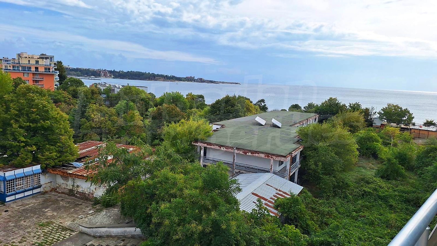 outside, view from balcony, sea, green area