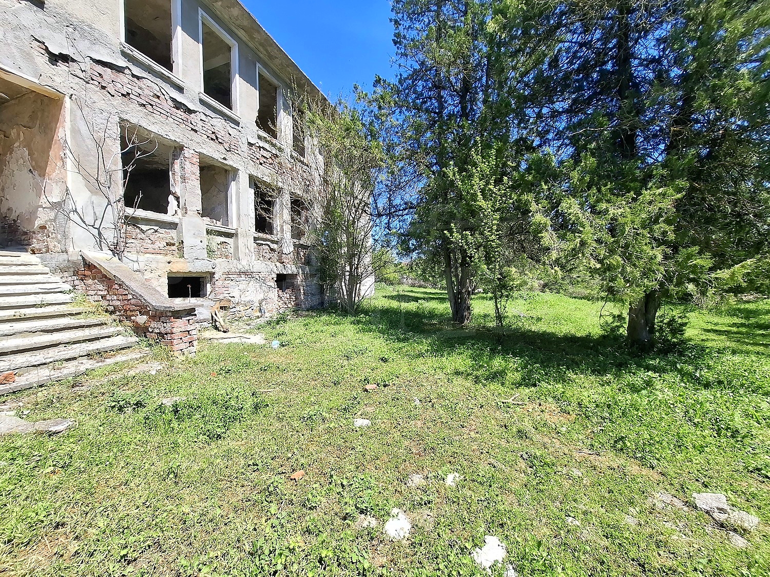 outside, facade, green area
