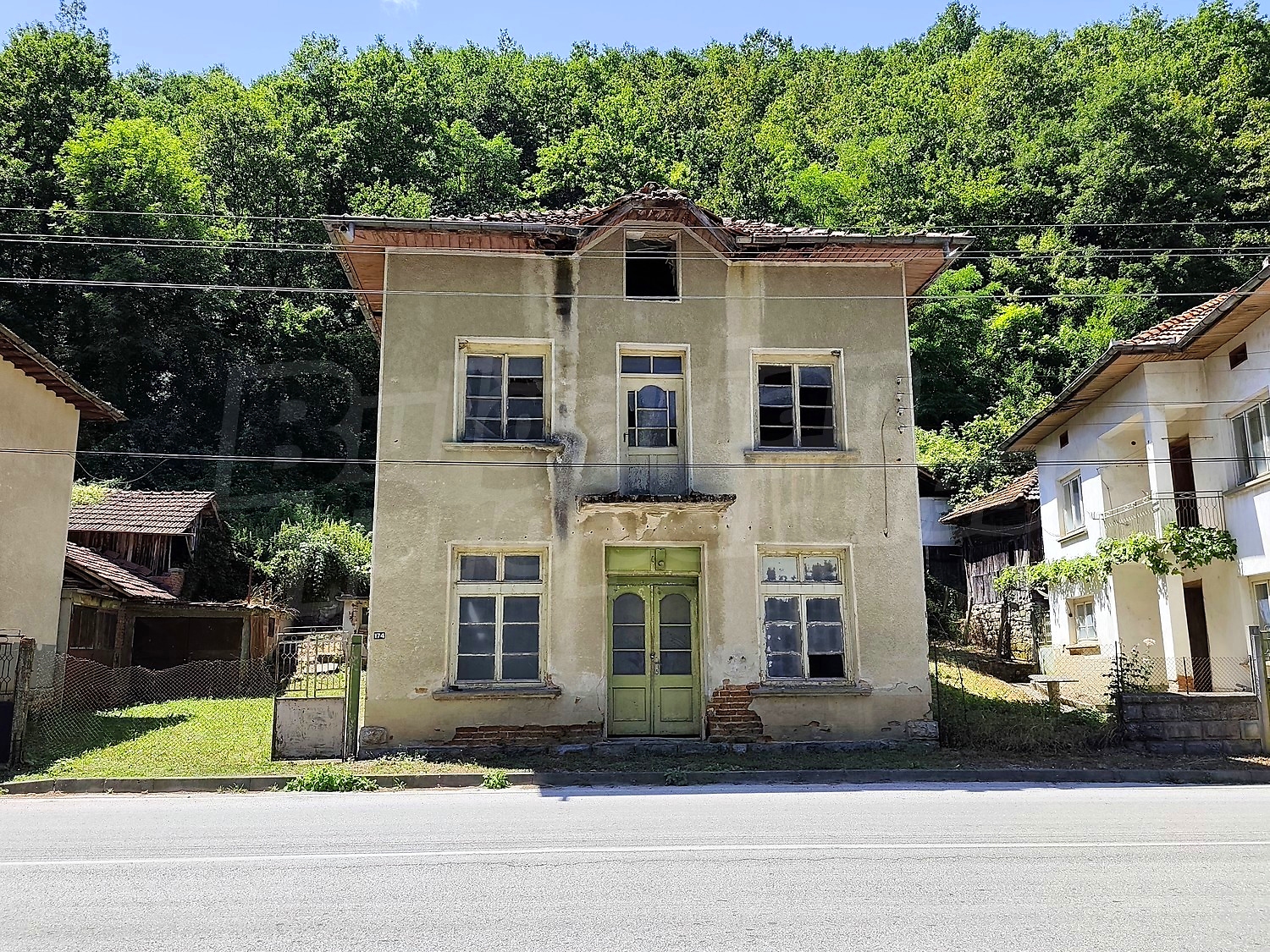 facade, outside, green area