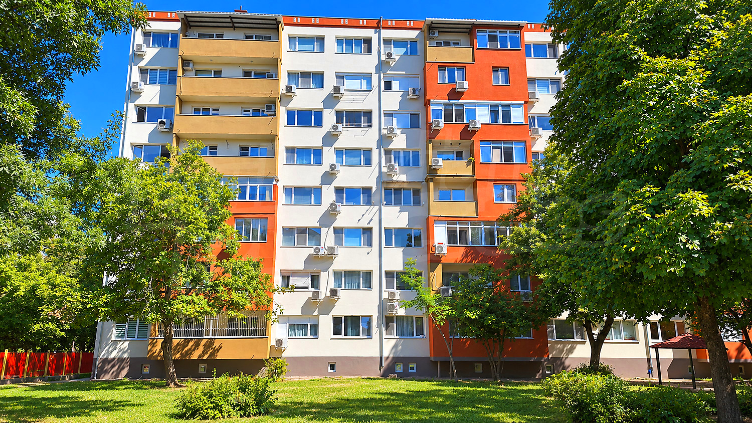 facade, green area