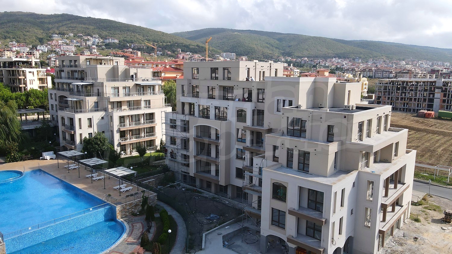 outside, facade, pool, mountain, green area