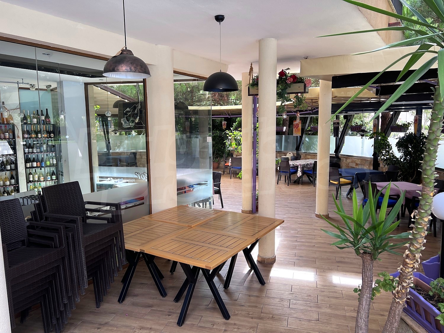 outside, furnished, green area