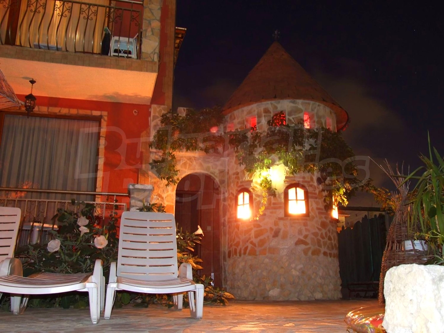 outside, facade, balcony, garden