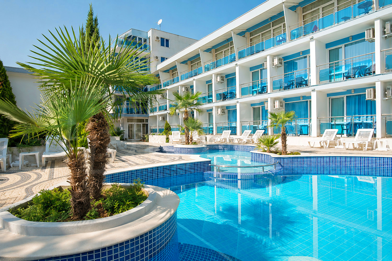 outside, pool, facade, balcony