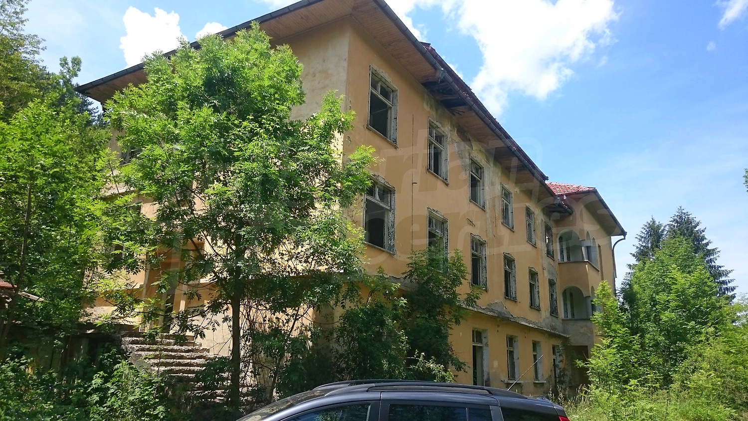 outside, facade, green area