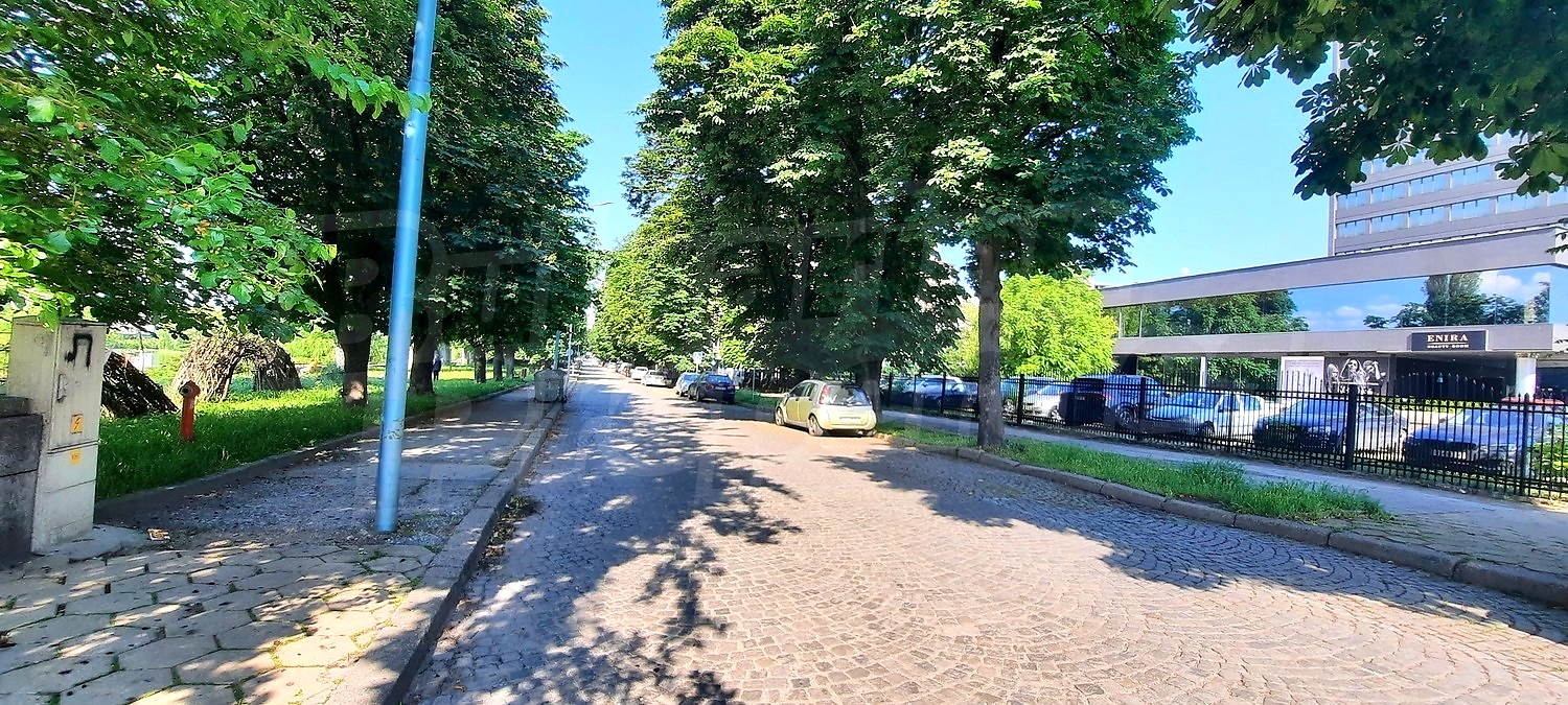 outside, green area, parking