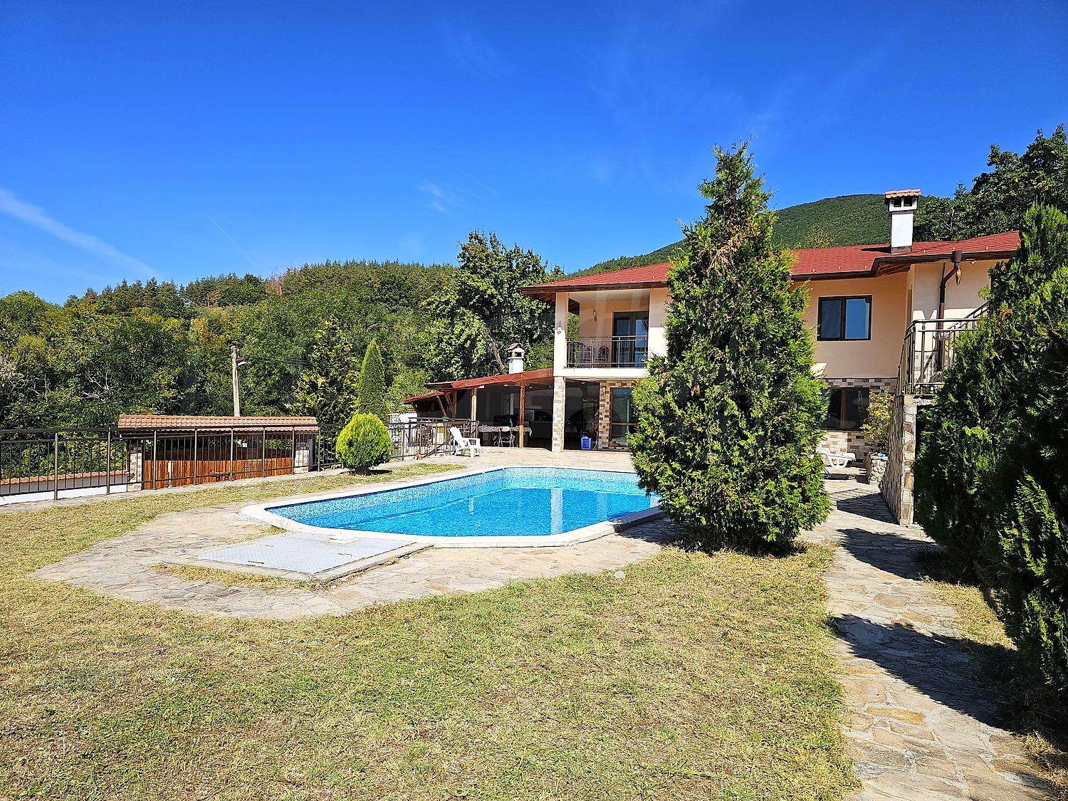 outside, facade, garden, pool, mountain, green area