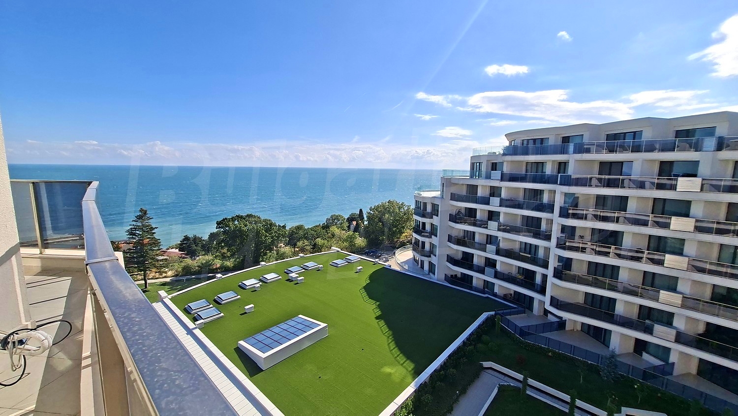 outside, view from balcony, sea, green area