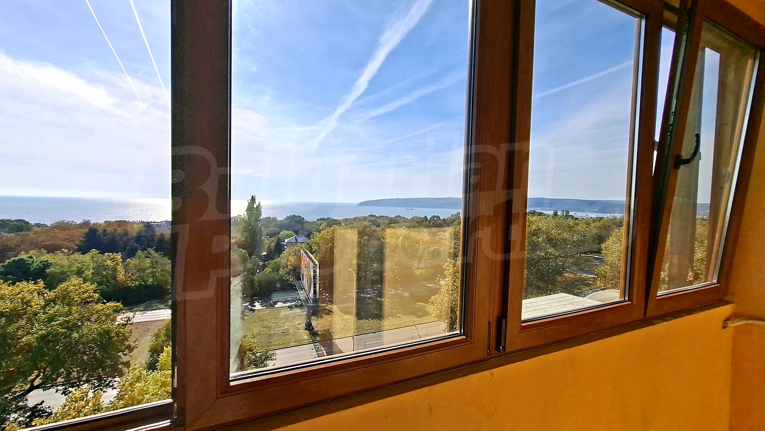 outside, view from balcony, sea, green area