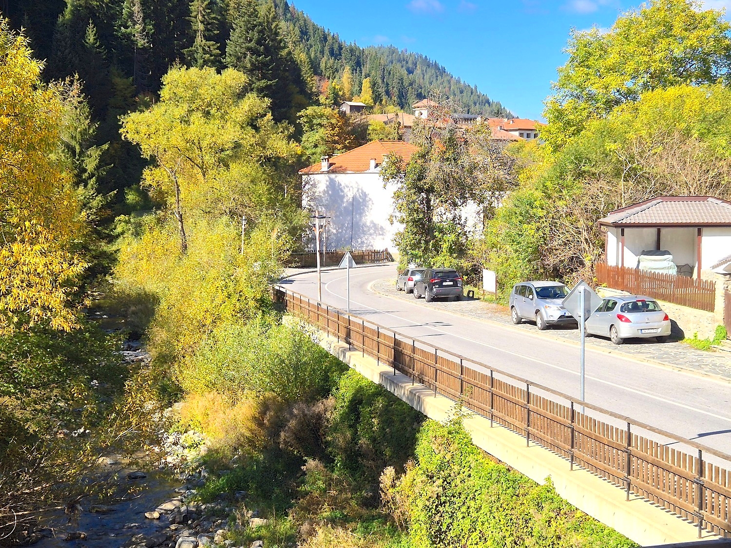 outside, mountain, parking, green area