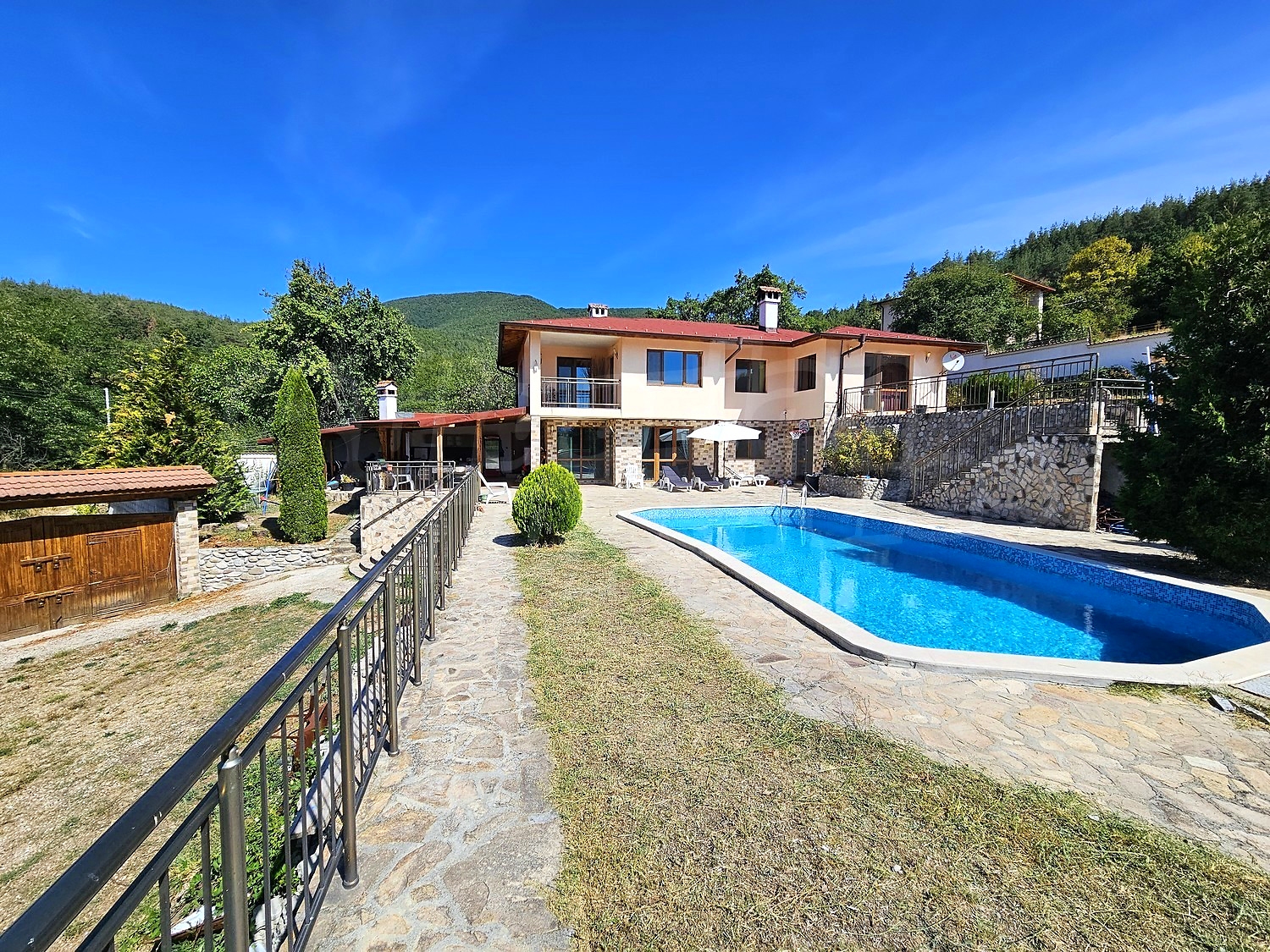 outside, facade, pool, garden, mountain, green area