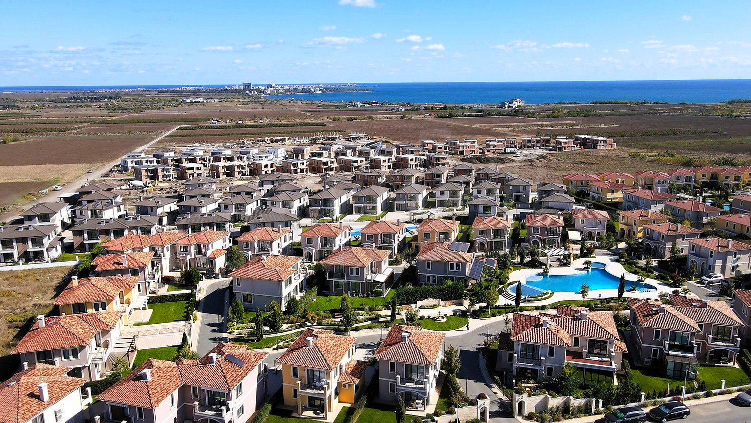 outside, sea, pool, green area