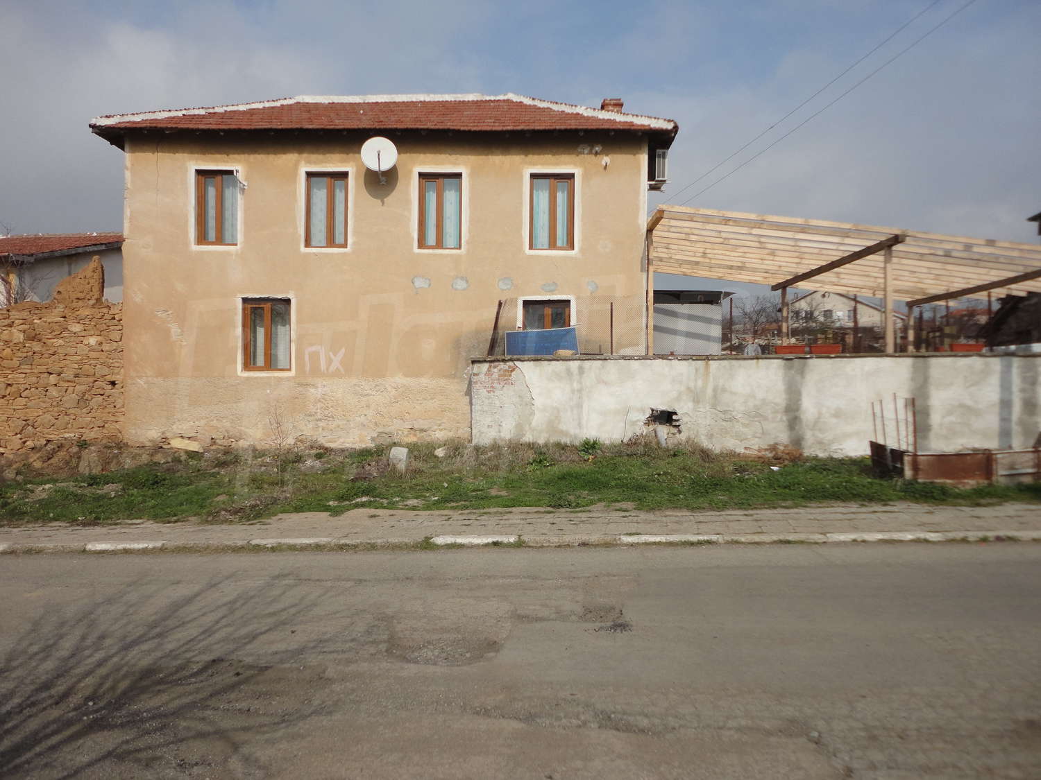 Двухэтажный дом возле Старозагорских Минеральных Бань. Цена : 16500 EUR