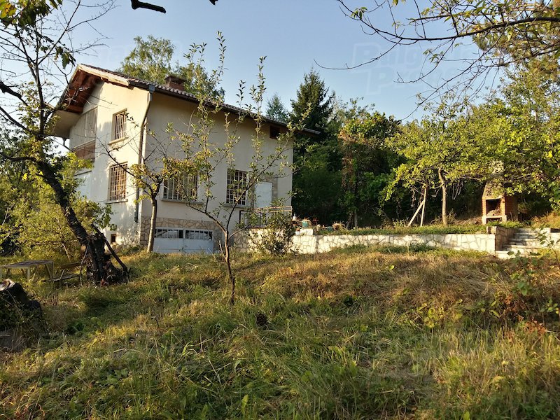 Самостоятелна къща с двор, с. Герман - вилна зона. Цена : 29000 EUR