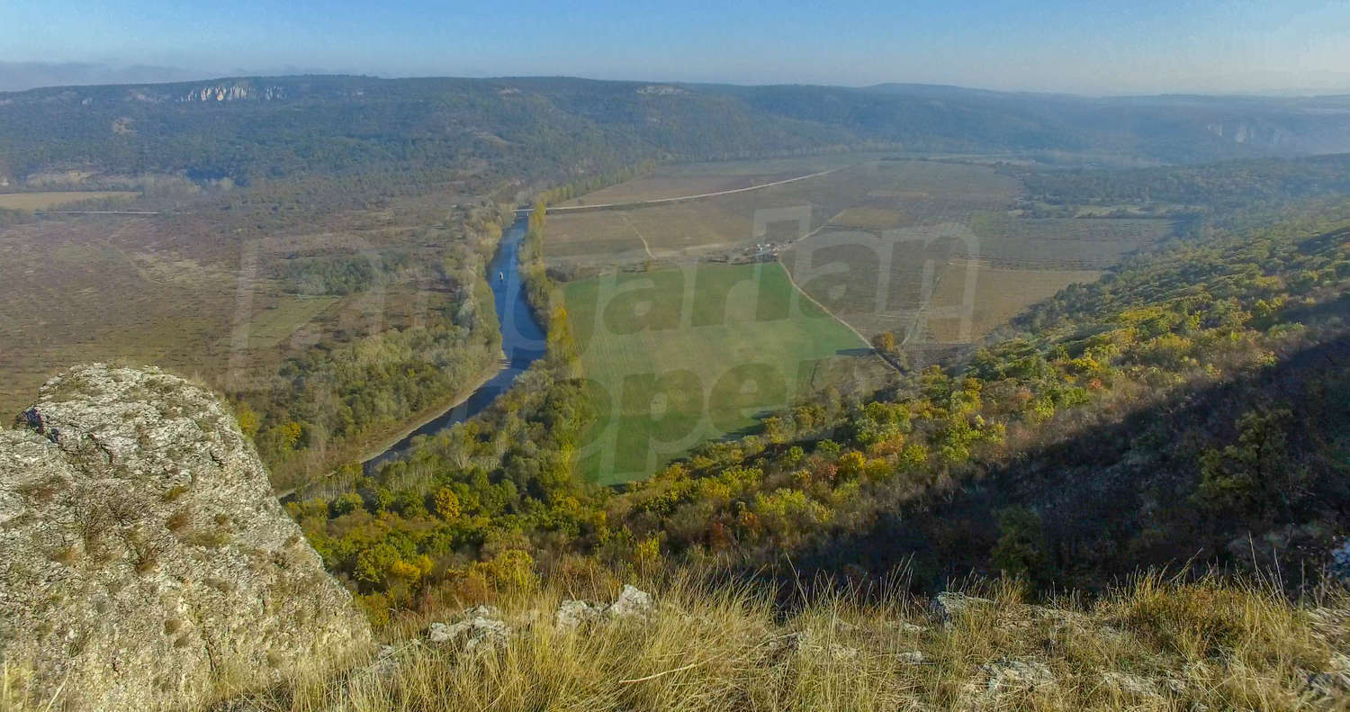 Инвестиционная земля вблизи г. Луковит, Болгария на продажу.