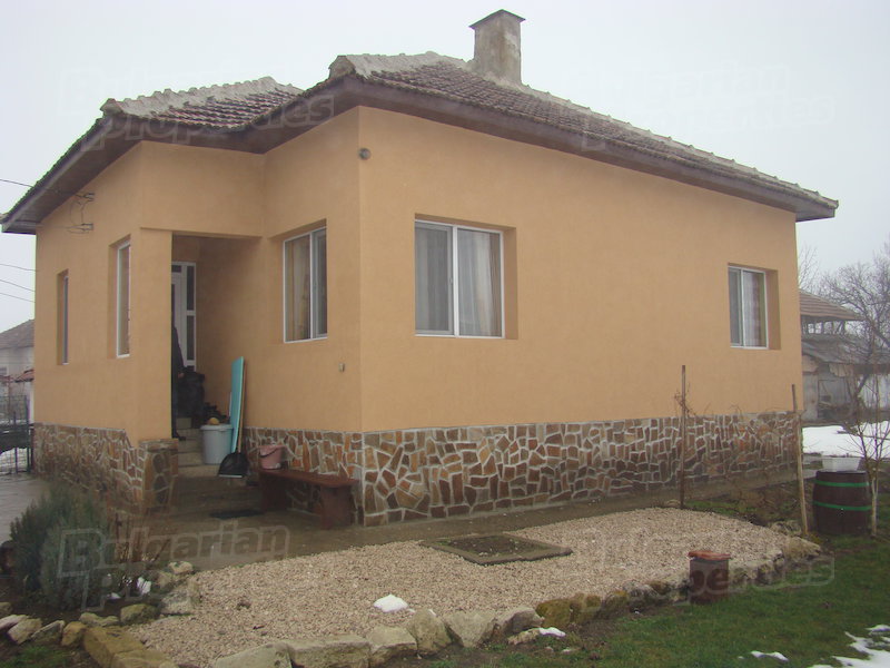 Едноетажна къща с гараж в село Иново . Цена : 26500 EUR
