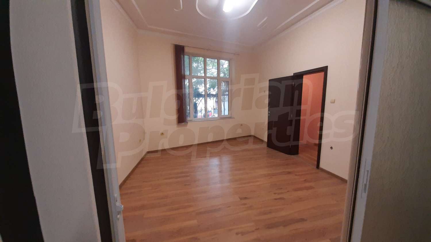 Офис с паркомясто и възлова локация в идеален център на гр. Варна Офис с паркомясто и възлова локация в идеален център на гр. Варна