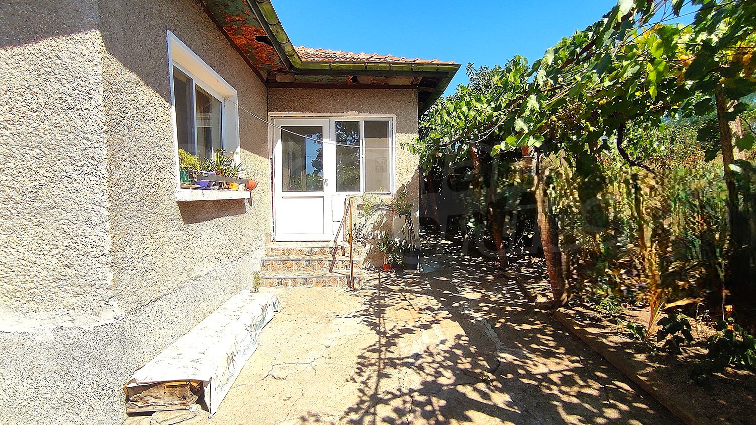 Едноетажна селска къща на 28 км от гр. Стара Загора Едноетажна селска къща на 28 км от гр. Стара Загора