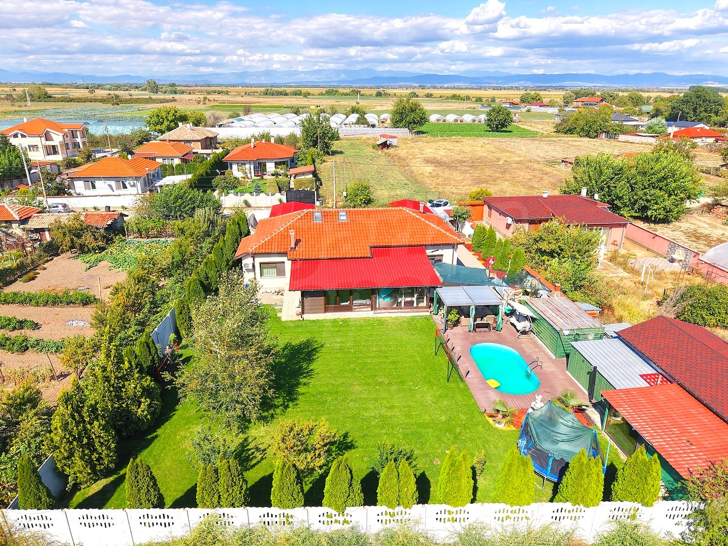 Single-storey house with large garden and swimming pool 12 km from Plovdiv