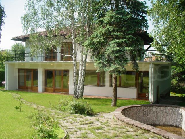 Къща под наем в гр. София, кв."Симеоново", Симеоновско шосе, До хотел  "Жасмин". Просторен имот в квартал "Симеоново". Обзаведена еднофамилна къща  под наем.