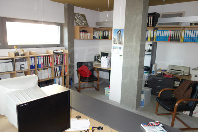 Maintained office next to park, daily services and amenities
Maintained office next to park, daily services and amenities
