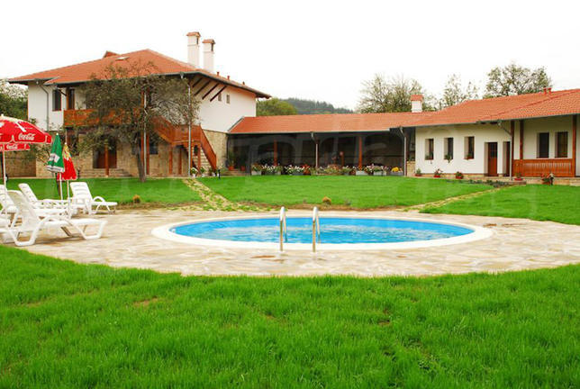 Traditional Renaissance style property set in a region with pure nature Traditional Renaissance style property set in a region with pure nature