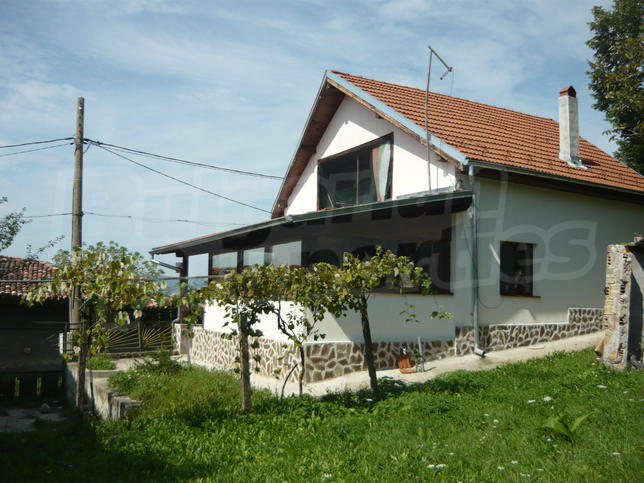 House with three bedrooms and a large yard 12 km. from the town of Elena House with three bedrooms and a large yard 12 km. from the town of Elena