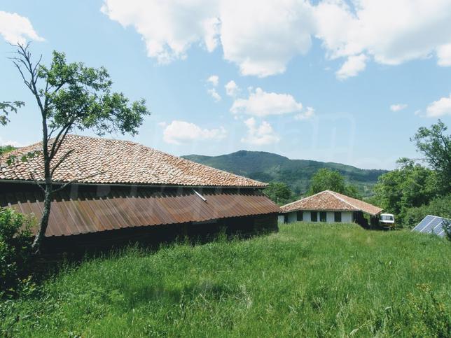Two rural houses with large plots of land set 25 km from the town of Elena Two rural houses with large plots of land set 25 km from the town of Elena