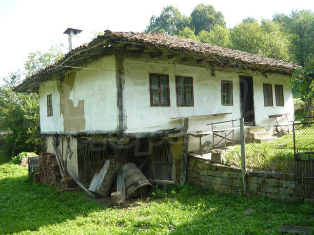 Property with excellent potential set in the Elena Balkan area Property with excellent potential set in the Elena Balkan area