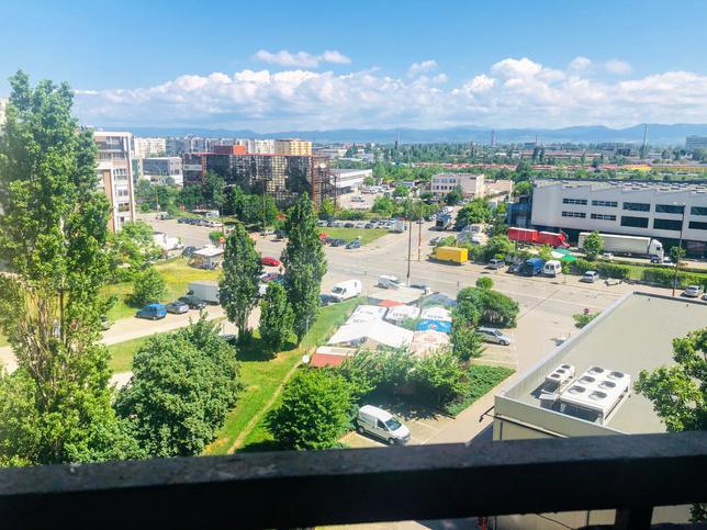 Spacious apartment with nice views of the city and the mountains Spacious apartment with nice views of the city and the mountains