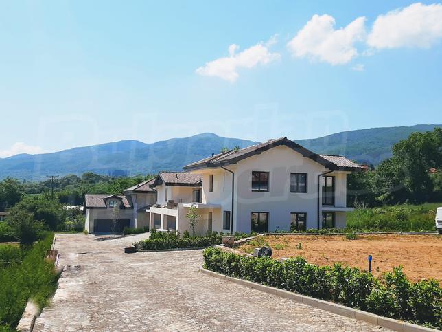 Lovely houses with a yard with easy access to the city center Lovely houses with a yard with easy access to the city center