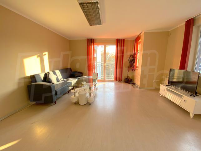 Sunny office close to institutions, with easy access to metro station Sunny office close to institutions, with easy access to metro station