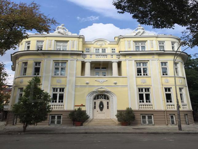 Реновирана емблематична къща на метри от Морската градина Реновирана емблематична къща на метри от Морската градина