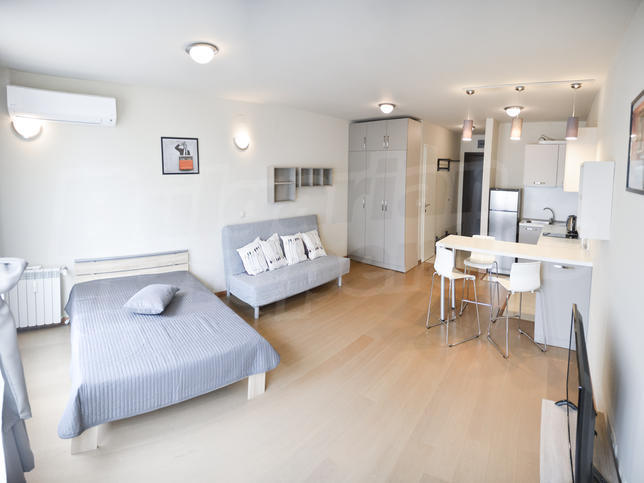 Comfortable south-facing apartment with included maintenance fee next to metro station
Comfortable south-facing apartment with included maintenance fee next to metro station