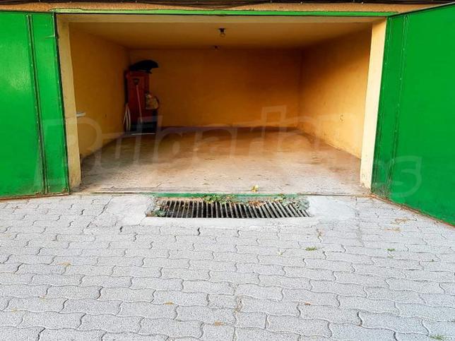 Ground floor garage in a brick building next to key boulevards in the center Ground floor garage in a brick building next to key boulevards in the center