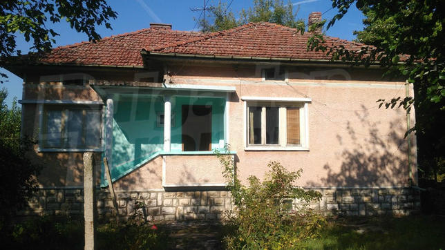 Селски имот с гараж, лятна кухня и стопански постройки в района на живописните Крушунски водопади Селски имот с гараж, лятна кухня и стопански постройки в района на живописните Крушунски водопади